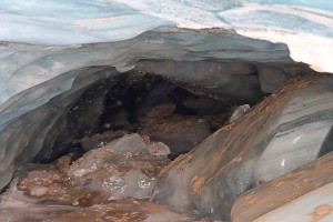 Intérieur de la grotte photographié depuis l'enteée, Chaos de blocs de glace de l'effondrement 2022